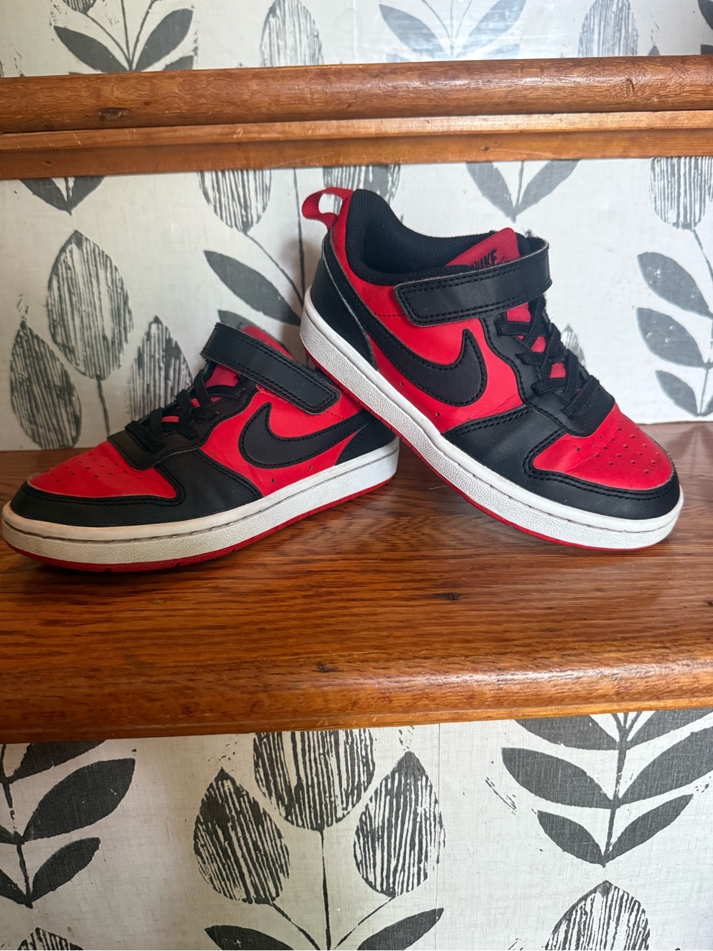 Boys Nike court borough size 12